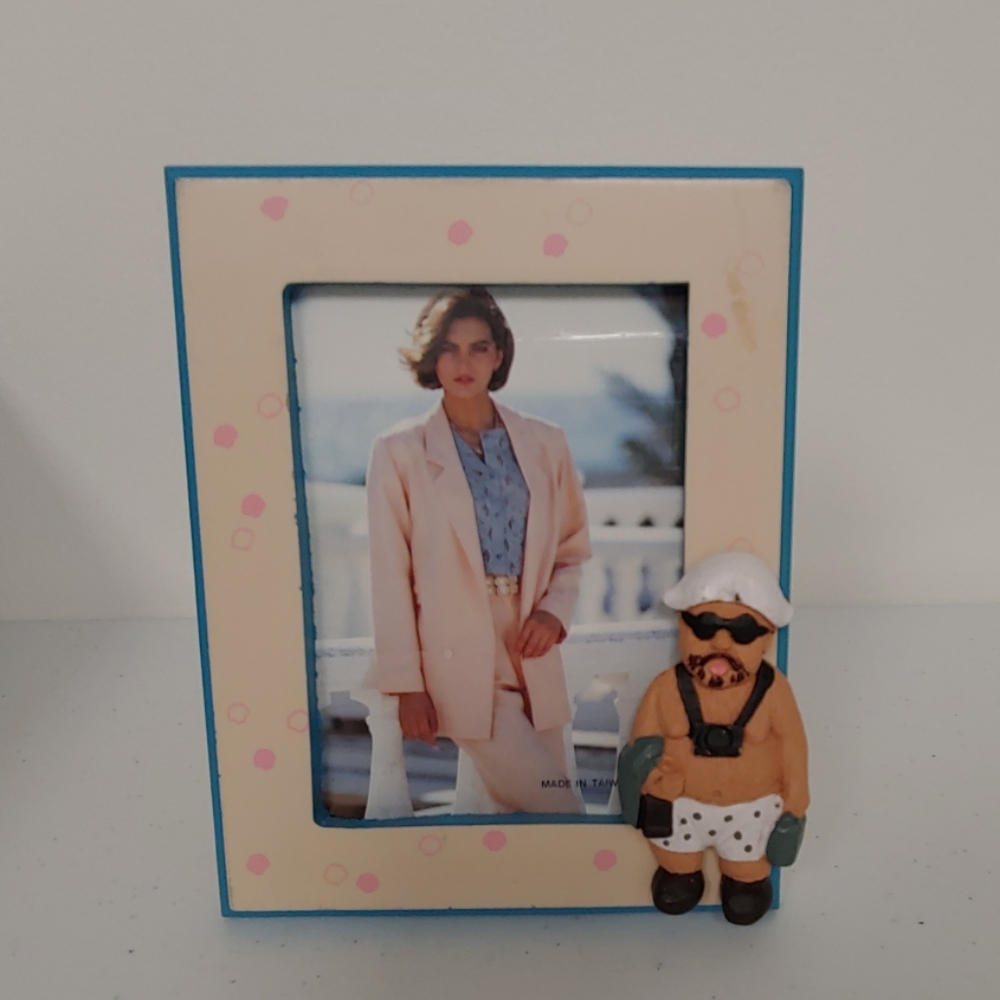 Wooden picture frame w/clay vacationer